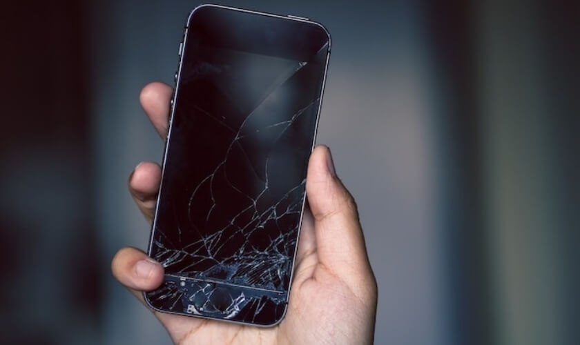 Màn hình điện thoại iPhone bị vỡ