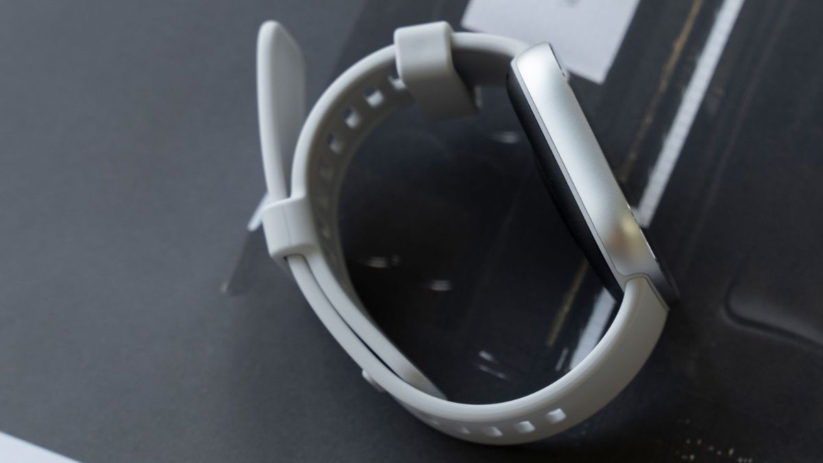 Đồng hồ Xiaomi Redmi Watch 4 có tốt không: dây đeo bấm tiện dụng