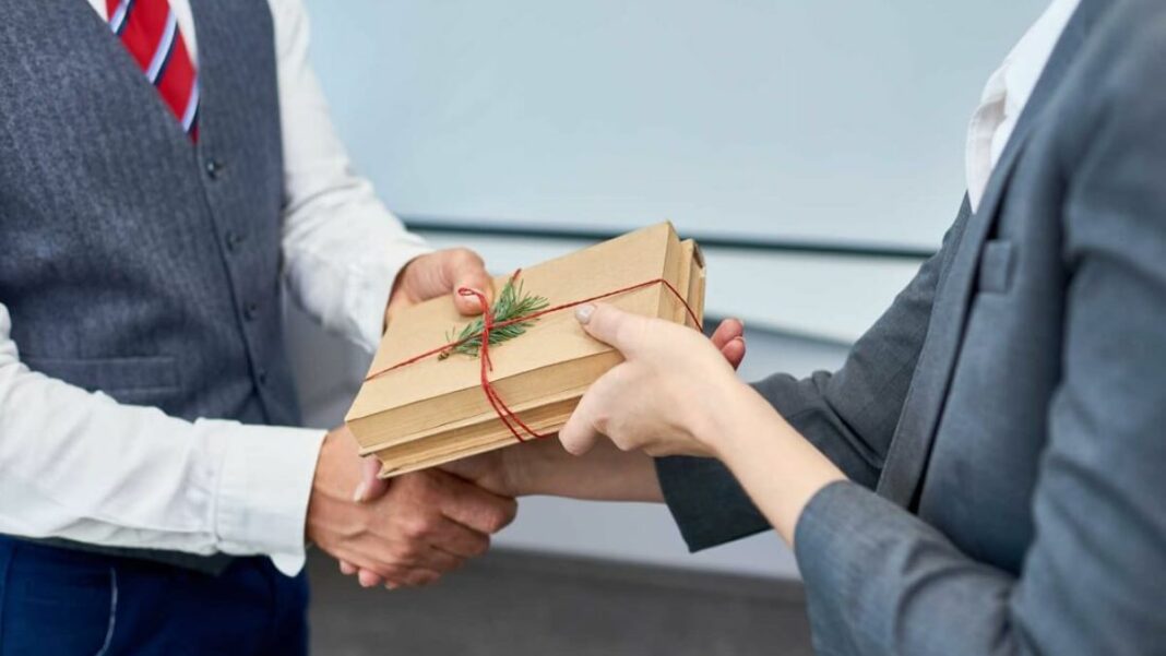 Ý nghĩa quà tặng công ty, nên mua gì làm quà tặng đối tác?