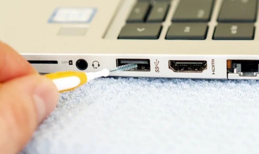 Vệ sinh bụi bẩn tại các cổng kết nối và điểm tiếp xúc laptop