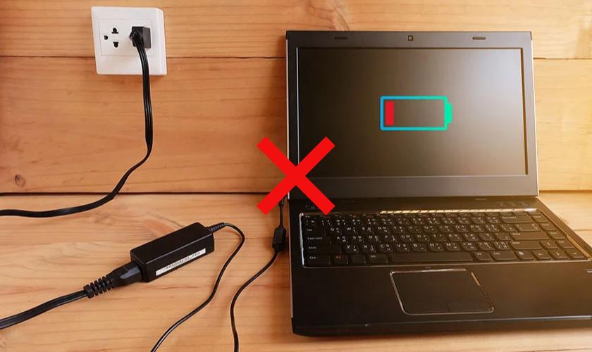 Không nên sử dụng laptop cạn pin mới sạc