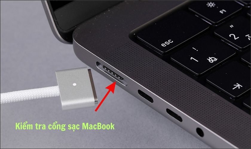 Kiểm tra lại cổng sạc khắc phục MacBook sạc không vào pin